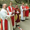 Pfarrer und Diakon beim Gottesdienst auf der Bühne der Luisenburg