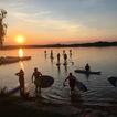 Ausstieg aus dem Wasser beim Sonnenuntergang