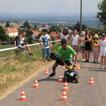 Jugendliche beim Bobbycar-Slalomfahren